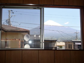 富士宮市星山の住宅2階室内から富士山が見えます