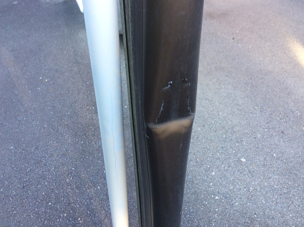 車がバックしてカーポート柱にぶつかった凹み