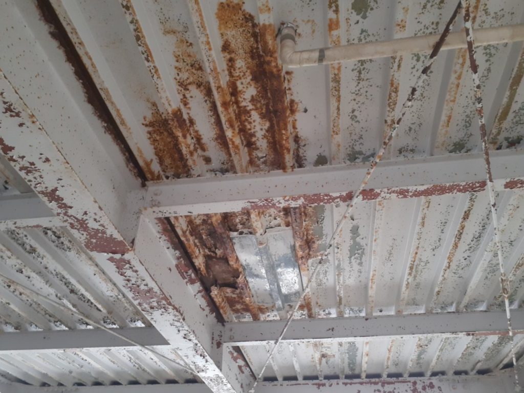 駐車場鉄板天井のサビ、傷み修繕